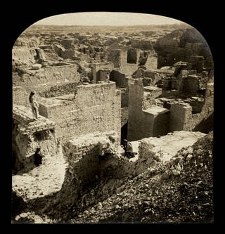 Palast Nebukadnezars II. in Babylon (anonyme Stereoskop-Aufnahme um 1920)
