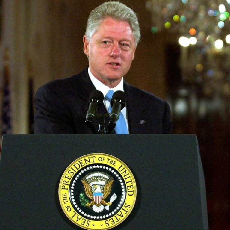 US-Präsident Bill Clinton während einer Pressekonferenz anlässlich des "Human Genome Project" (Foto: IMAGO, Imago//UPI Photo -)