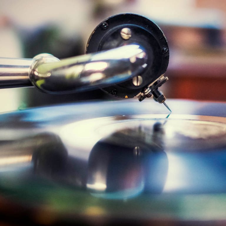 Studio close-up of record player, alter Plattenspieler, Gramophone. Archivfoto