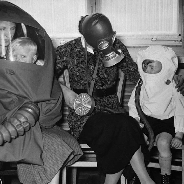 Gasmasken für Mutter und Kind 1939 (Foto: picture-alliance / akg - akg-images)