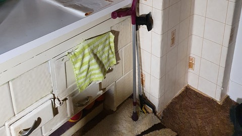 Im Berliner Stadtteil Kreuzberg lebt eine 89-jährige Rentnerin in einem Hinterhaus, an dem man noch Einschüsse aus dem Zweiten Weltkrieg erkennt. In der Küche: ihre "Kochmaschine", die man mit Holz betreiben kann. "Alles noch aus der Zeit des Kalten Kriegs", erzählt Schornsteinfeger Alain Rappsilber. Damals mussten Westberliner Haushalte eine Not-Feuerstätte vorhalten. "Der Russe" sollte die Stadt nicht aushungern können. (Foto: Thomas Kruchem) Im Berliner Stadtteil Kreuzberg lebt eine 89-jährige Rentnerin in einem Hinterhaus, an dem man noch Einschüsse aus dem Zweiten Weltkrieg erkennt. In der Küche: ihre "Kochmaschine", die man mit Holz betreiben kann. "Alles noch aus der Zeit des Kalten Kriegs", erzählt Schornsteinfeger Alain Rappsilber. Damals mussten Westberliner Haushalte eine Not-Feuerstätte vorhalten. "Der Russe" sollte die Stadt nicht aushungern können.