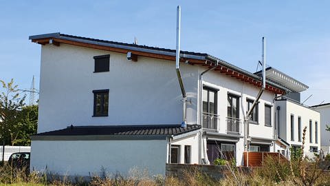 Typische Komfortkamine in einem Neubauviertel in Stutensee im Landkreis Karlsruhe (Foto: Thomas Kruchem)