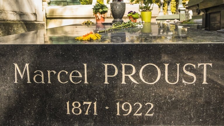 Grabplatte von Marcel Proust auf dem Friedhof Père Lachaise in Paris: sein Name und sein Geburts- und Sterbejahr (1871 - 1922) sind eingraviert