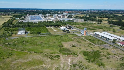 Auf dieser im Juni 2022 noch leeren Fläche am Rande eines Industriegebietes in Guben ist die Ansiedlung eines Werkes des kanadischen Rohstoff-Unternehmens Rock Tech Lithium geplant