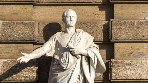 Cicero – hier vor dem Justizpalast in Rom. Womöglich bereiteten die Schriften des antiken Philosophen vielen Lateinklassen Kopfzerbrechen und Frust: Warum diese alten Texte übersetzen? Vielleicht hilft es, Kindern und Jugendlichen mehr über das Leben des Denkers Marcus Tulluis Cicero zu erzählen und warum seine Staatstheorien bis heute für moderne Demokratien wichtig sind. (Foto: IMAGO, xmychadre77x)