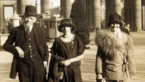 Karl Valentin mit Ehefrau Gisela und Tochter Berta am Brandenburger Tor in Berlin 1924. 1907 tritt Valentin erstmals in Berlin auf. Im Duo mit Liesl Karlstadt finden immmer wieder Gastspiele in Berlin statt. 
