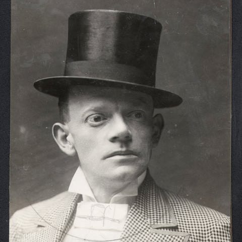 Karl Valentin als Mimiker um 1905. Als Kabarettist und Volkssänger ist Karl Valentin berühmt geworden. Weniger bekannt ist, dass das Münchner Original auch zu den Filmpionieren zählte.