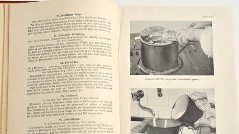 Das arisierte Kochbuch "So kocht man in Wien!" von Alice Urbach wurde nahezu unverändert unter dem erfundenen Namen Rudolf Rösch weiter verkauft. Lediglich ein paar jüdische Rezeptnamen wie z.B. Jaffa-Torte wurden entfernt. Auf Fotos im Buch sind weiterhin die Hände der jüdischen Köchin und Autorin zu sehen.