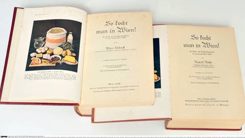 Die erfolgreiche jüdische Köchin Alice Urbach stellte 1935 ihre Rezepte zu dem Bestseller "So kocht man in Wien!" zusammen. Das Buch erschien 1935 im Ernst Reinhardt Verlag München und wurde 1938 arisiert. Bis 1966 erschien es unter dem erfundenen arischen Namen Rudolf Rösch. 2020 brachte der Verlag eine limitierte Neuauflage heraus – unter Alice Urbachs Namen.