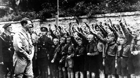 Hitler posiert mit Kindern (Foto: picture-alliance / Reportdienste, zur redaktionellen Verwendung) Hitler posiert mit Kindern