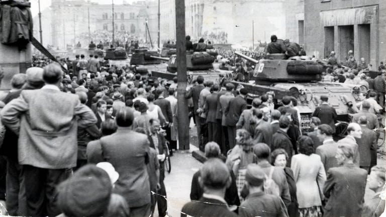 Arbeiteraufstand in der DDR am 17. Juni 1953: Demonstranten stehen vor russischen T-34-Panzern am "Haus der Ministerien" in der Leipziger Straße in Ost- Berlin
