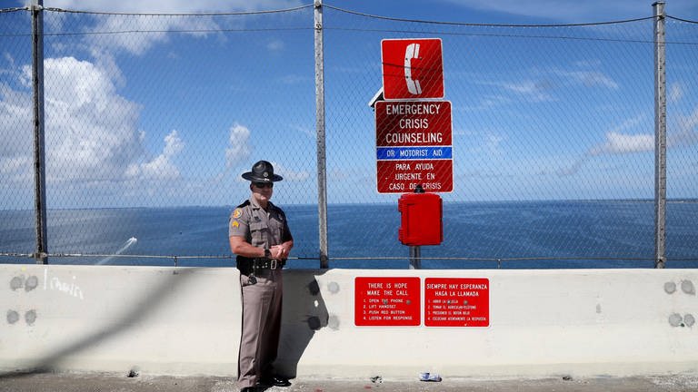Ein Sergeant der Florida Highway Patrol auf der Sunshine Skyway Bridge in St. Petersburg  Florida. Dort wurde 2021 eine neue Barriere zur Prävention von Selbstmorden fertiggestellt.