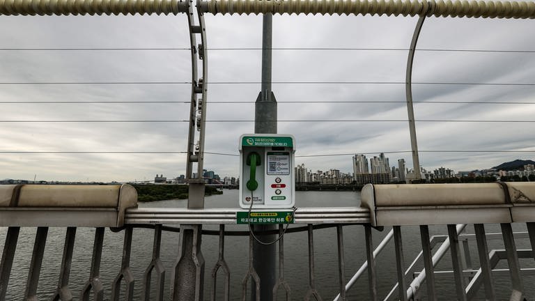 Südkorea hat die höchste Selbstmordrate unter den OECD-Mitgliedstaaten. Auf der Mapo-Brücke über den Han-Fluss, der durch das Zentrum von Seoul fließt, wurde eine Hotline eingerichtet.