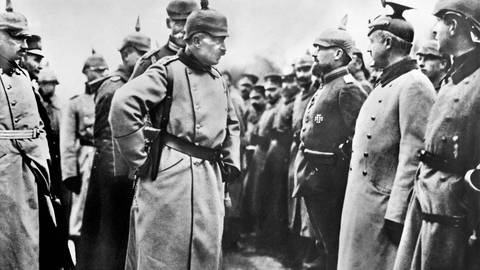 Kaiser Wilhelm II. 1859-1941, der letzte deutsche Kaiser und König von Preußen, 1914 mit Truppen im Ersten Weltkrieg