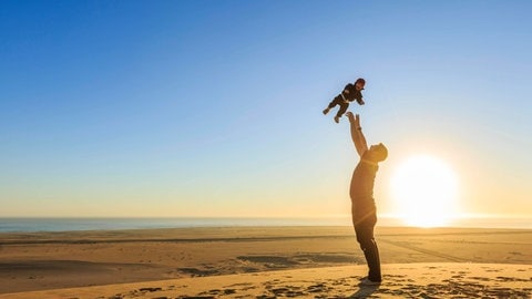 Väter spielen häufig deutlich wilder und körperlicher mit Kindern, und das schon im Babyalter (Foto: IMAGO, IMAGO / imagebroker) Väter spielen häufig deutlich wilder und körperlicher mit Kindern, und das schon im Babyalter