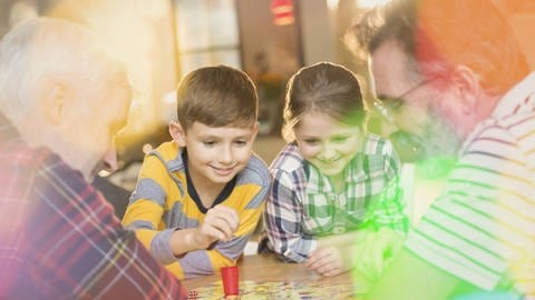 Väter stellen Kindern mehr W-Fragen als Mütter, also: Wer? Was? Warum? (Foto: IMAGO, IMAGO / Science Photo Library) Väter stellen Kindern mehr W-Fragen als Mütter, also: Wer? Was? Warum?