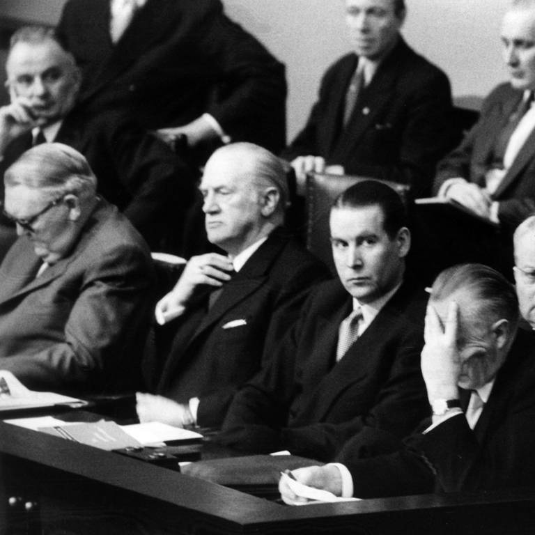 (l-r) Bundeskanzler Konrad Adenauer, Vizekanzler Franz Blücher, Innenminister Gerhard Schröder, Justizminister Fritz Neumayer und Wirtschaftsminister Ludwig Erhard