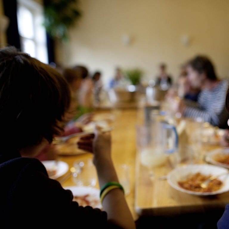 Symbolbild: Kinder und Jugendliche beim gemeinsamen Essen