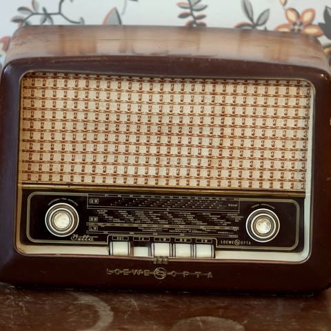 Ein altes Radio auf einer Kommode