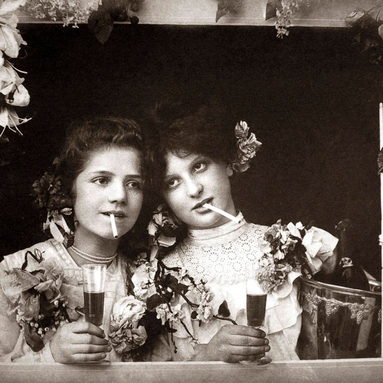 Zwei Frauen trinken und rauchen