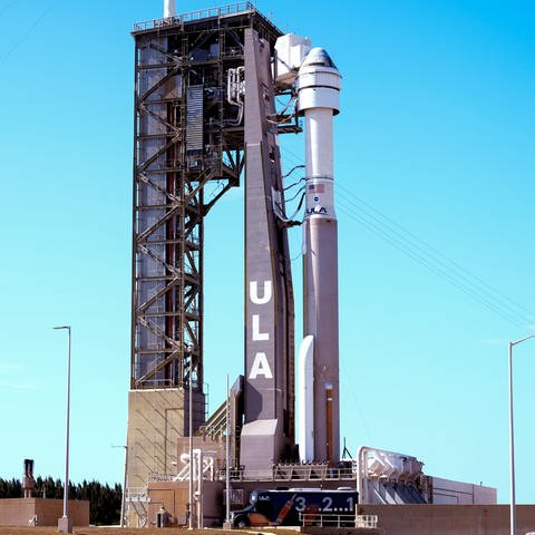 Die Starliner-Kapsel von Boeing auf einer Atlas-V-Rakete steht auf dem Space Launch Complex 41 der Cape Canaveral Space Force Station bereit für ihre bevorstehende Mission. Zwei NASA-Astronauten werden an Bord zur Internationalen Raumstation starten. Der Start ist für den 6. Mai 2024 geplant.