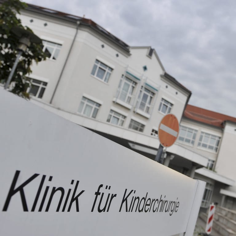 Schild mit Aufschrift "Klinik für Kinderchirurgie": Drei Babys sterben in der Mainzer Uniklinik. Die Ursache sind verkeimte Infusionen, die auch weitere Säuglinge erhalten haben. Es ist der 23. August 2010. (Foto: dpa Bildfunk, (c) dpa)