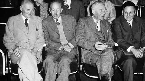 de Hevesy (Nobelpreis für Chemie 1943), der englische Chemiker Frederick Soddy (Nobelpreis für Chemie 1921) und der Schweizer Chemiker Paul Hermann Müller (Nobelpreis für Medizin 1948) beim Nobelpreisträgertreffen in Lindau am Bodensee 1954