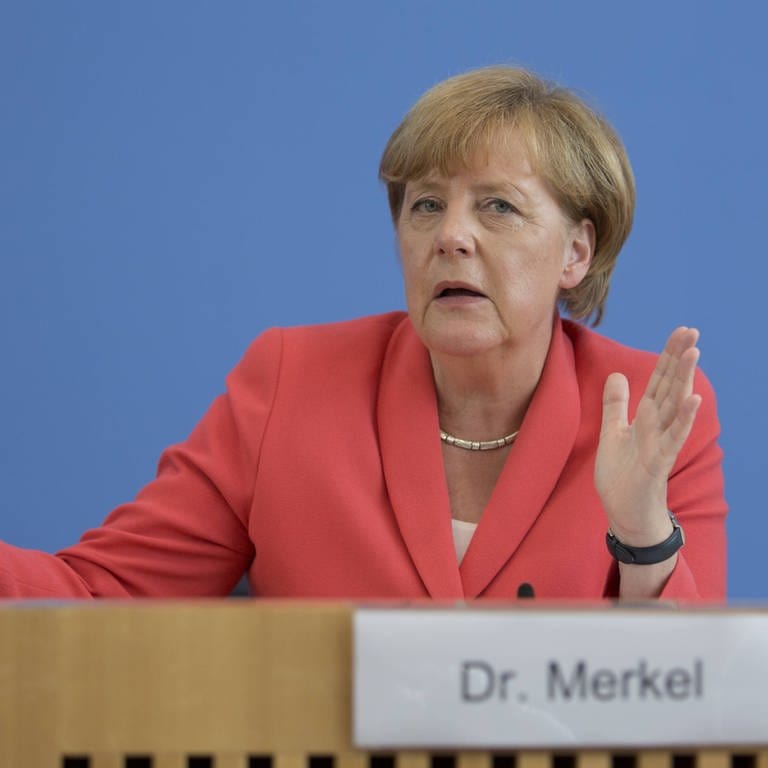 imago images  photothek (Foto: IMAGO, Bundeskanzlerin Angela Merkel (CDU) am 31.8.2015 in Berlin. Auf der Pressekonferenz zu aktuellen Themen der Innen- und Außenpolitik fällt das Zitat Wir schaffen das. Es bezieht sich auf die Aufgaben, die die Vielzahl der Flüchtlinge mit sich bringt.)