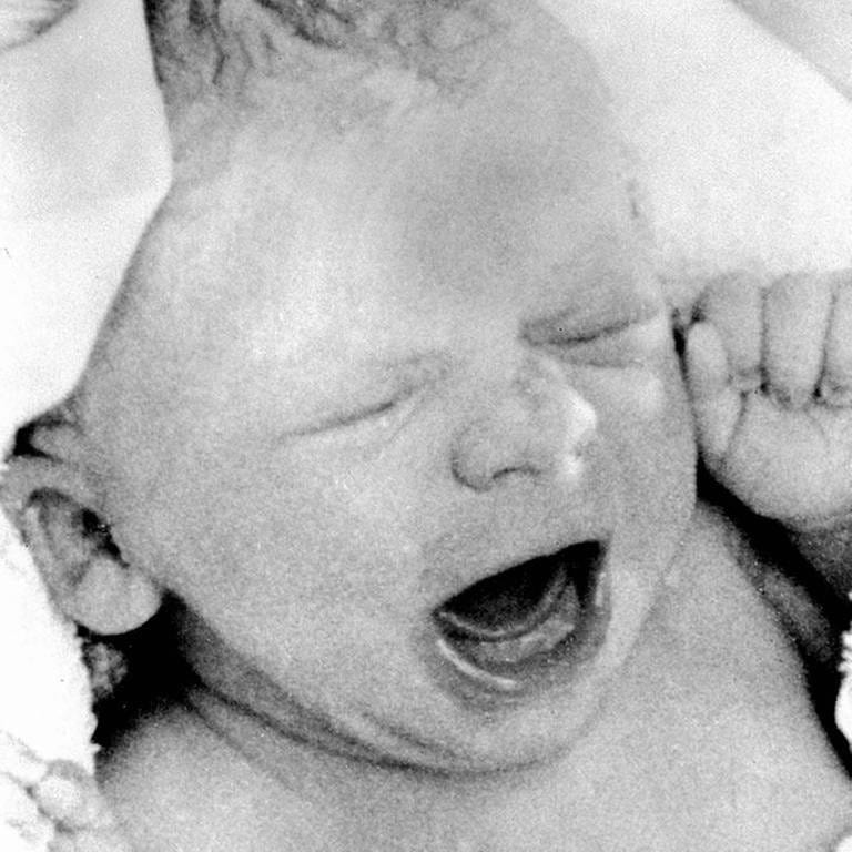Das erste Retortenbaby Louise Joy Brown kurz nach ihrer Geburt im Juli 1978
