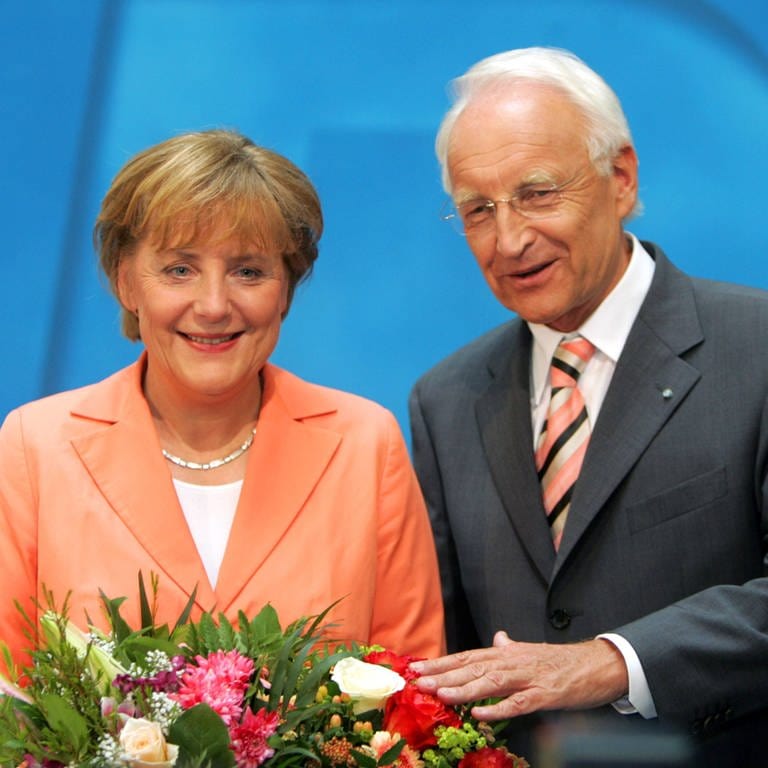 Angela Merkel und Edmund Stoiber am 30. Mai 2005 bei der Verkündung der Wahl Merkels zur Kanzlerkandidatin in Berlin (Foto: IMAGO, IMAGO / momentphoto/Bonss)