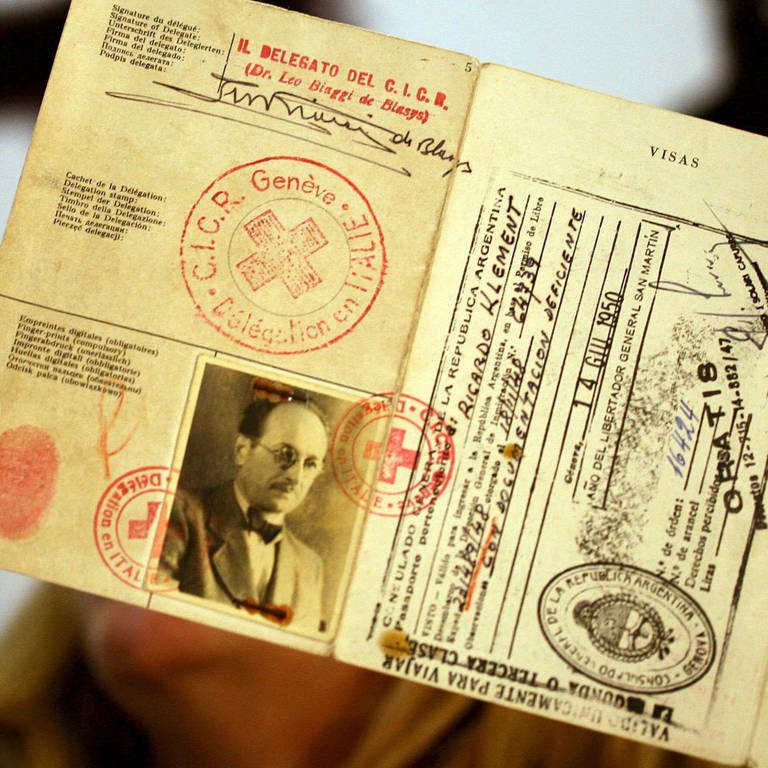 Der gefälschte Pass, den der hochrangige Nazi Adolf Eichmann alias "Ricardo Klement" bei seiner Einreise nach Argentinien verwendete; gezeigt im Holocaus-Museum von Buenos Aires