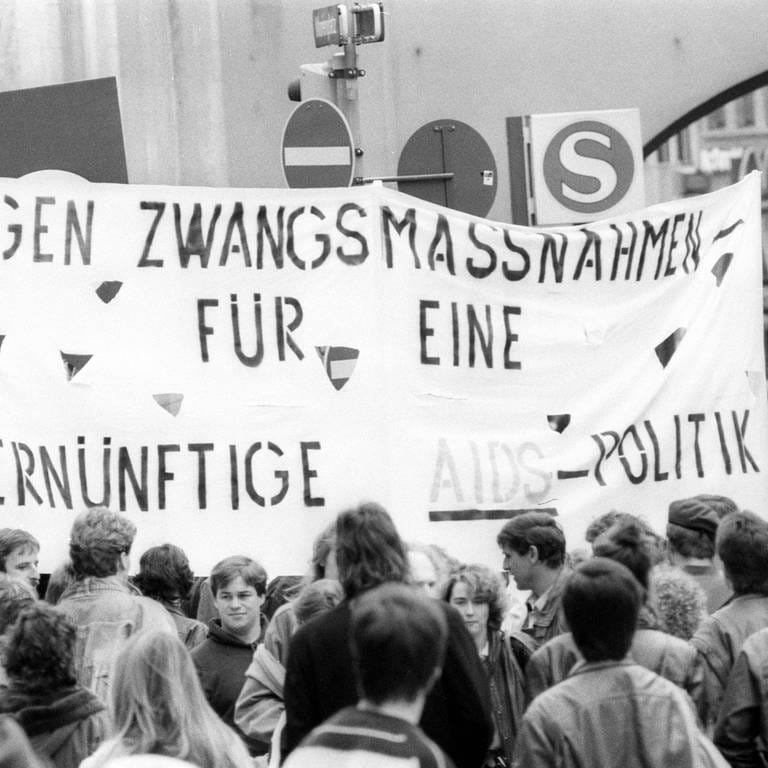"Gegen Zwangsmaßnahmen, für eine vernünftige Aids-Politik": Plakat auf der Aids-Demonstration am 4. April 1987 auf dem Marienplatz in München gegen die Diskriminierung Homosexueller  (Foto: IMAGO, imago images / WEREK)