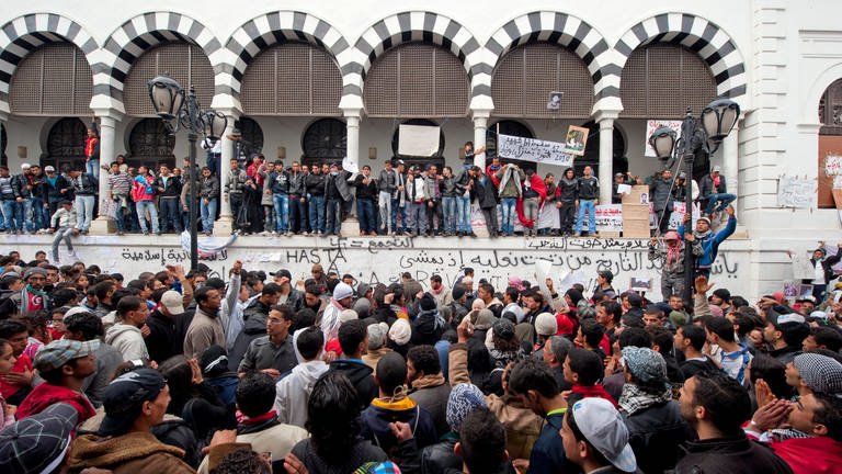 Demonstrationen am 26. Januar 2011 auf dem Kasbah-Platz in Tunis  Tunesien. Immer mehr Menschen schlossen sich dem "Freedom Caravan" an. Der Protest der Bevölkerung begann nach der Selbstverbrennung des Gemüsehändlers Mohamed Bouazizi im Dezember 2010 bzw. nach seiner Bestattung am 7. Januar 2011.
