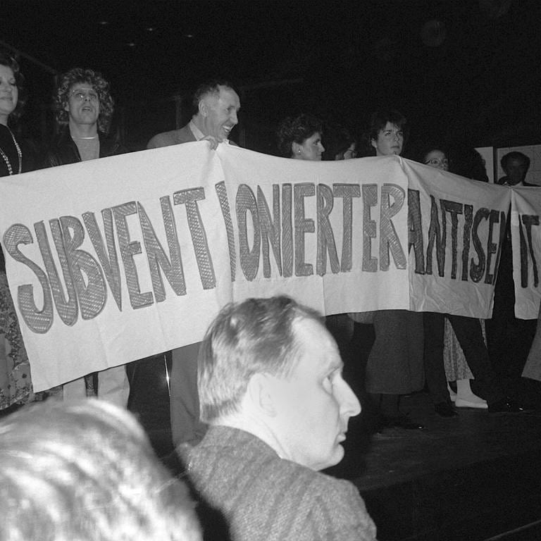 Demonstranten, unter ihnen Ignatz Bubis (Mitte), besetzen am 31.10.1985 die Bühne des Frankfurter Kammerspiels und entrollten ein Transparent mit der Aufschrift "Subventionierter Antisemitismus". 