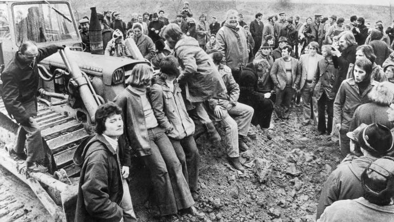 Umweltaktivisten und Anti-Atom-Demonstranten besetzen am 18. Februar 1975 die Baustelle des geplanten Atomkraftwerks im süddeutschen Wyhl. Die Arbeiten wurden unterbrochen, weil sie einige der Baumaschinen mit Stacheldraht umzäunten.  (Foto: picture-alliance / Reportdienste, picture alliance / AP Images | Uncredited)