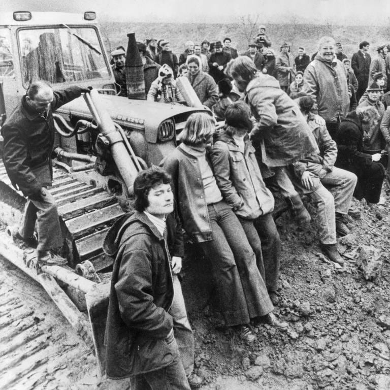 Umweltaktivisten und Anti-Atom-Demonstranten besetzen am 18. Februar 1975 die Baustelle des geplanten Atomkraftwerks im süddeutschen Wyhl. Die Arbeiten wurden unterbrochen, weil sie einige der Baumaschinen mit Stacheldraht umzäunten. 