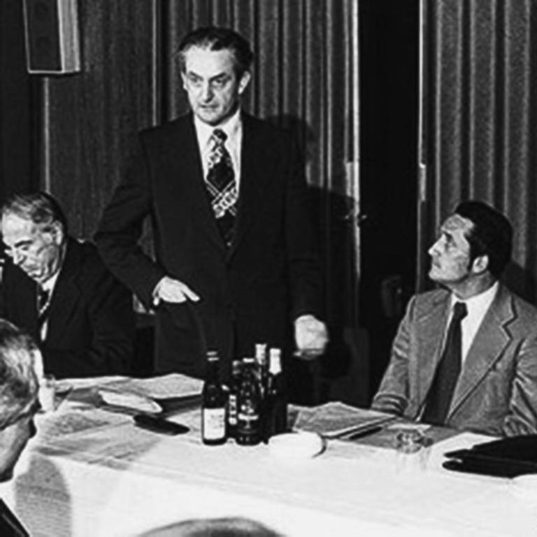 Eine der ersten Vorstandssitzungen des Bund für Umwelt und Naturschutz (BUND) 1975 mit (v.l.n.r.) Bodo Manstein, Herbert Gruhl, Hubert Weinzierl, Bernhard Grzimek, Helmut Steiniger