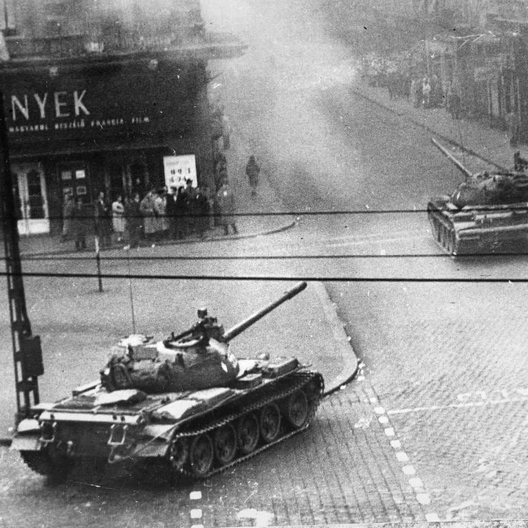 Sowjetische Panzer in den Straßen von Budapest im Oktober 1956 (Foto: IMAGO, IMAGO / Photo12)
