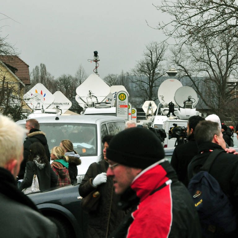 Viele Ü-Wagen und Menschen: Großes Medieninteresse am 12. März 2009 – einen Tag nach dem Amoklauf – an der Albertville-Realschule in Winnenden