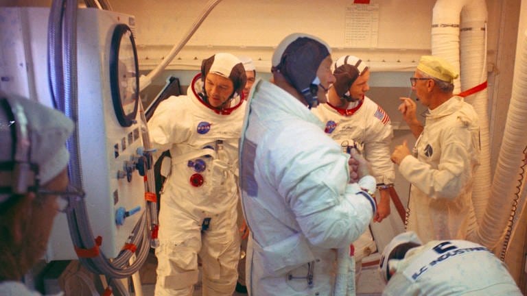 Kennedy Space Center, USA. Auf dem Launch Complex 39 Pad A verlassen die Apollo-11-Astronauten das Apollo-Raumschiff nach der Teilnahme am Countdown-Demonstrationstest. Im Vordergrund ist Astronaut Buzz Aldrin zu sehen. Pad-Leader Guenter Wendt spricht mit Neil Armstrong. Astronaut Michael Collins steht links von Armstrong.