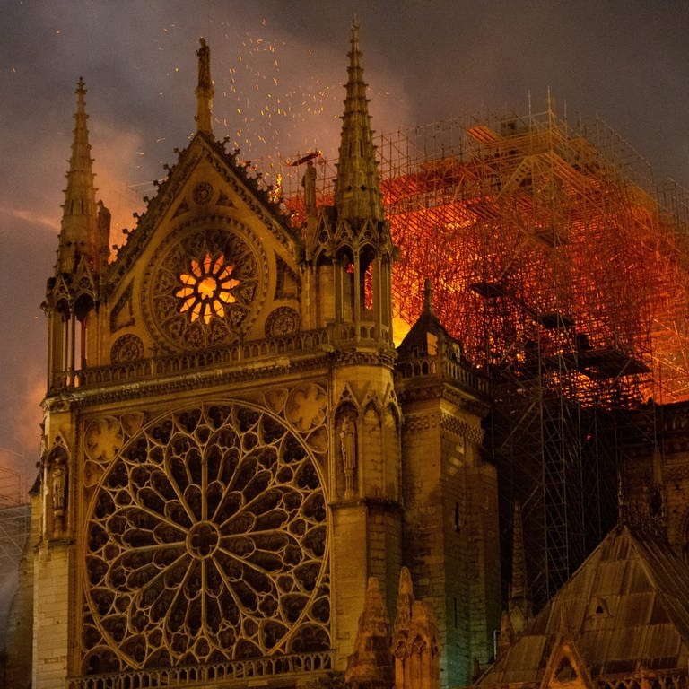 Am 15. April 2019 bricht ein Feuer in der berühmten Pariser Kathedrale Notre-Dame aus und richtet großen Schaden an