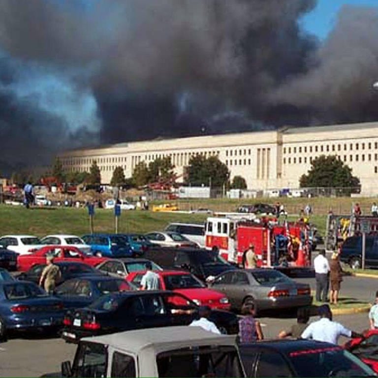 Dichte Rauchwolken steigen am 11.9.2001 aus dem teilweise zerstörten Pentagon in Washington auf (Foto: picture-alliance / Reportdienste, picture-alliance / dpa | epa PA Gilmore)