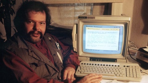 Wau Holland vom Chaos Computer Club sitzt im November 1984 in Hamburg an seinem Computer. Um zu demonstrieren, dass das BTX-System der Post nicht ohne Fehlerquellen ist, haben Mitglieder des Clubs mit Infos über die Hamburger Sparkasse, die zufällig im System "herumirrten", die Bank mit 135.000 Mark zu ihren Gunsten belastet. (Foto: dpa Bildfunk, picture alliance / dpa | Werner Baum) Wau Holland vom Chaos Computer Club sitzt im November 1984 in Hamburg an seinem Computer. Um zu demonstrieren, dass das BTX-System der Post nicht ohne Fehlerquellen ist, haben Mitglieder des Clubs mit Infos über die Hamburger Sparkasse, die zufällig im System "herumirrten", die Bank mit 135.000 Mark zu ihren Gunsten belastet.