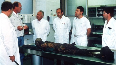 Prof. Konrad Spindler (2. v. l.) untersucht mit einem internationalen Team von Wissenschaftlern in Innsbruck die rund 5000 Jahre alte Leiche "Ötzi", die am 19. September 1991 im Gletschergebiet der südtiroler Alpen von deutschen Urlaubern gefunden wurde (Archivbild September 1991) (Foto: picture-alliance / Reportdienste, Picture Alliance) Prof. Konrad Spindler (2. v. l.) untersucht mit einem internationalen Team von Wissenschaftlern in Innsbruck die rund 5000 Jahre alte Leiche "Ötzi", die am 19. September 1991 im Gletschergebiet der südtiroler Alpen von deutschen Urlaubern gefunden wurde (Archivbild September 1991)