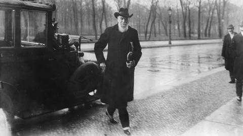Hans Graf von Schwerin-Loewitz um 1911 bei der Ankunft vor dem Reichstag