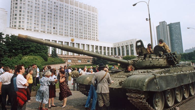 Die Moskauer Bevölkerung leistet am 19. August 1991 Widerstand gegen einrollende Panzer der Roten Armee vor dem russischen Regierungsgebäude, dem "Weißen Haus"