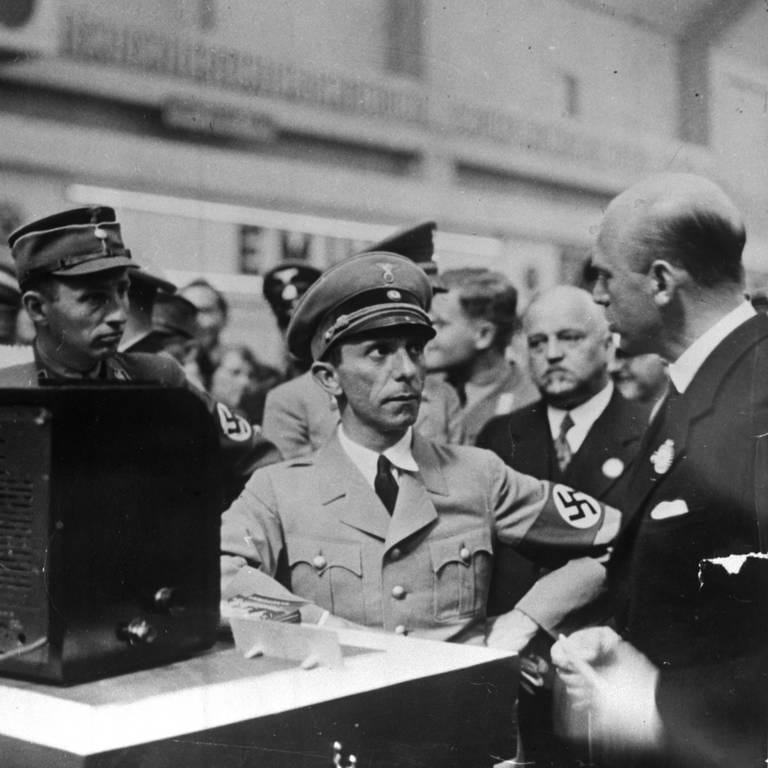 Eröffnung der Funkausstellung am 28. August 1936: Joseph Goebbels mit dem Reichssendeleiter Eugen Hadamovsky (links) bei seinem Rundgang durch die Ausstellung, rechts Dr. (Christian Paul?) Goerz. (Foto: picture-alliance / Reportdienste, picture-alliance / akg-images / Naumann)