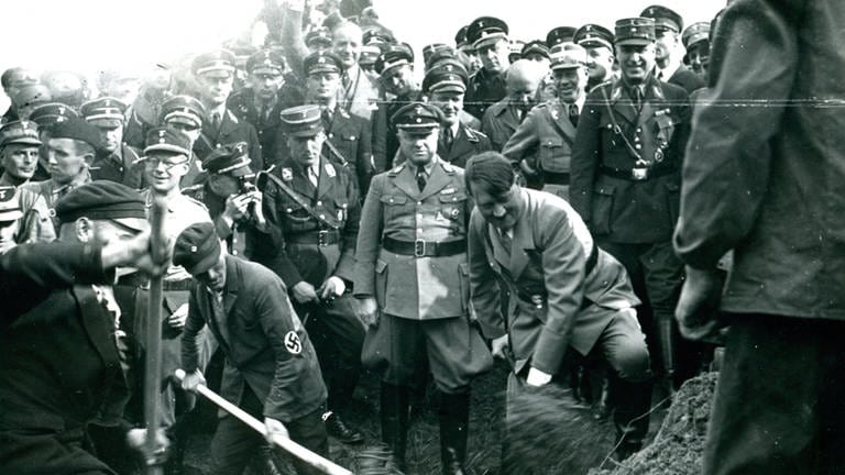 Adolf Hitler beim offiziellen Spatenstich: Bau der ersten Reichsautobahn Frankurt am Main - Darmstadt - Mannheim, Baubeginn am 23. September 1933
