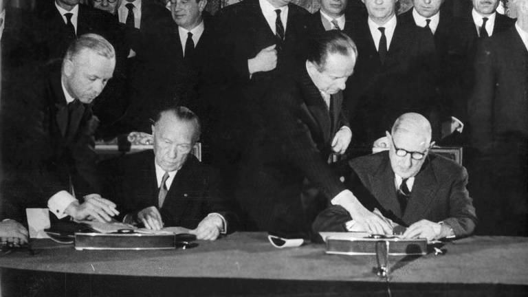 Staatspräsident Charles de Gaulle und Bundskanzler Konrad Adenauer unterzeichnen am 22. Januar 1963 im Salle de Murat des Élysée-Palasts den Élysée-Vertrag