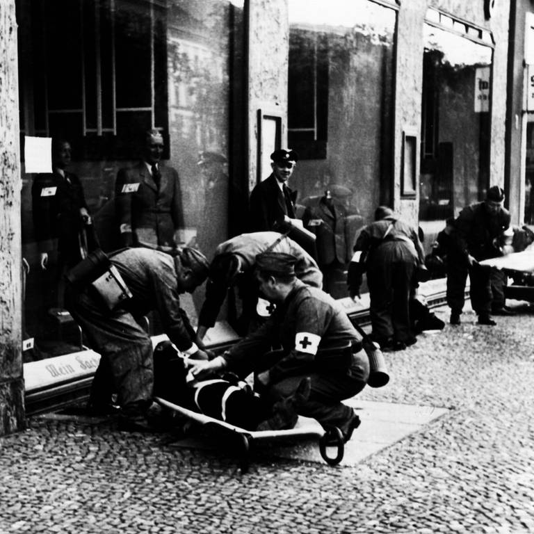 Luftschutzübung in Berlin, 26. Juli 1939: Luftschutzwarte beim Abtransport von zwei "Opfern"  (Foto: picture-alliance / Reportdienste, picture-alliance / akg-images | akg-images)